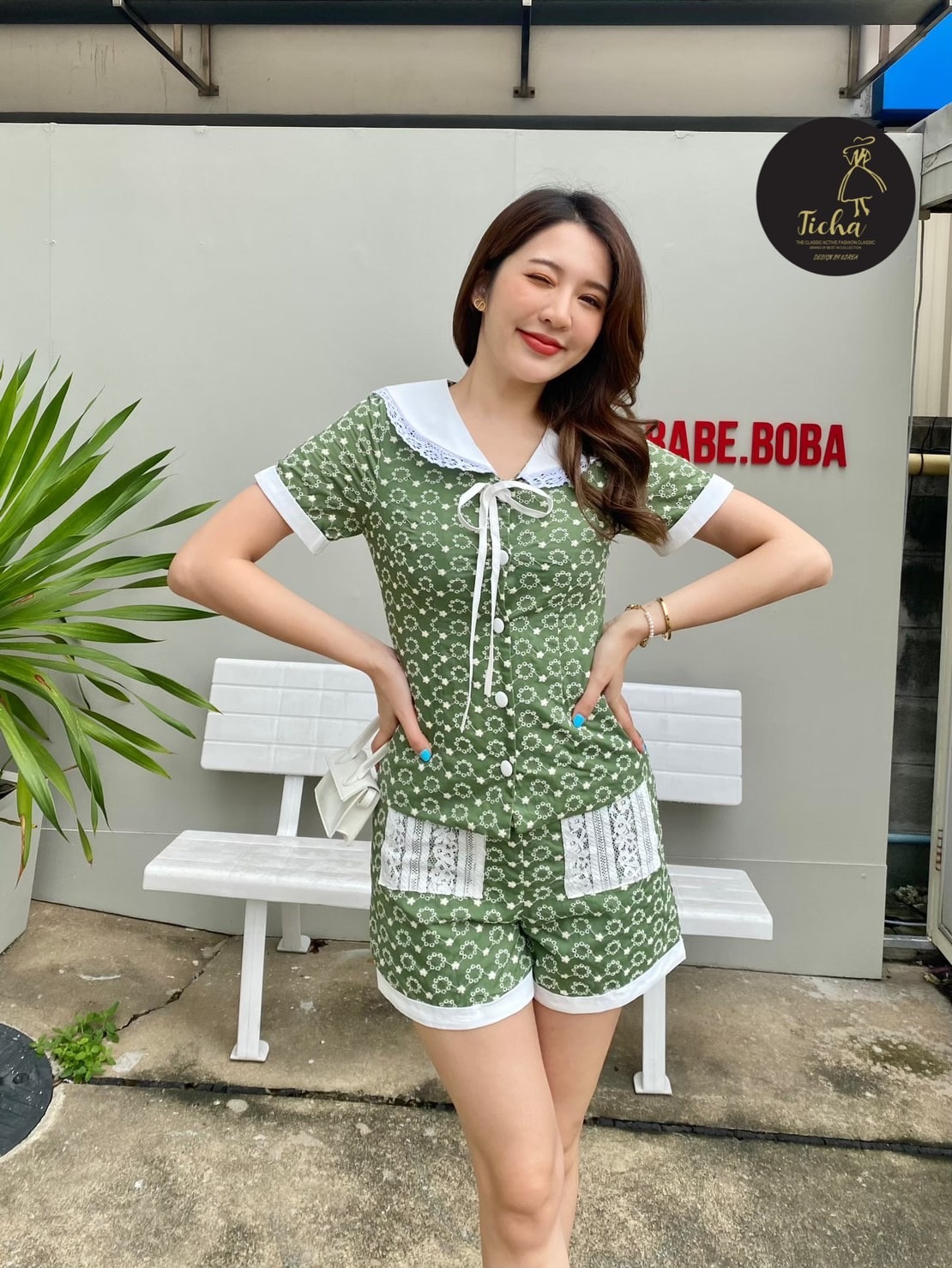 ชุดset ขาสั้นทรงผ้าลูกไม้ปักลาย เสื้อคอบัวสีขาวกุ๊นขอบลูกไม้ มาพร้อมกางเกงขาสั้นมีกระเป๋า และซิปหลัง กางเกงลูกไม้ชีทรูด้านหน้า ใช้งานได้จริง