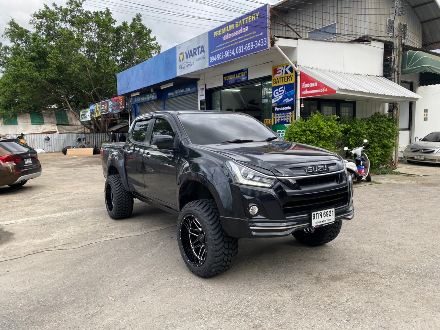 D-MAX จัดทรงเมกา ที่ STEP9 หล่อทุกลำ