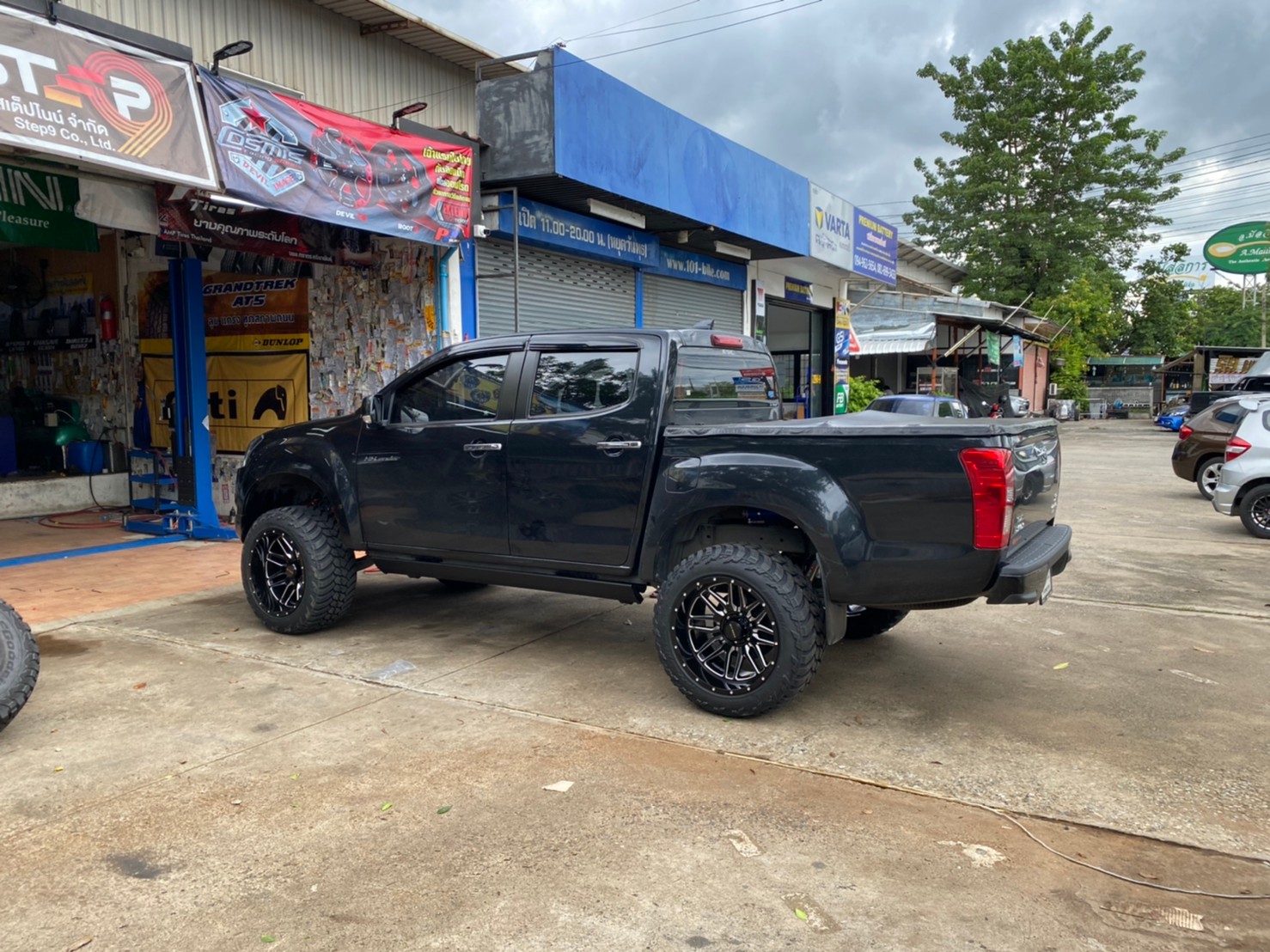 D-MAX จัดทรงเมกา ที่ STEP9 หล่อทุกลำ