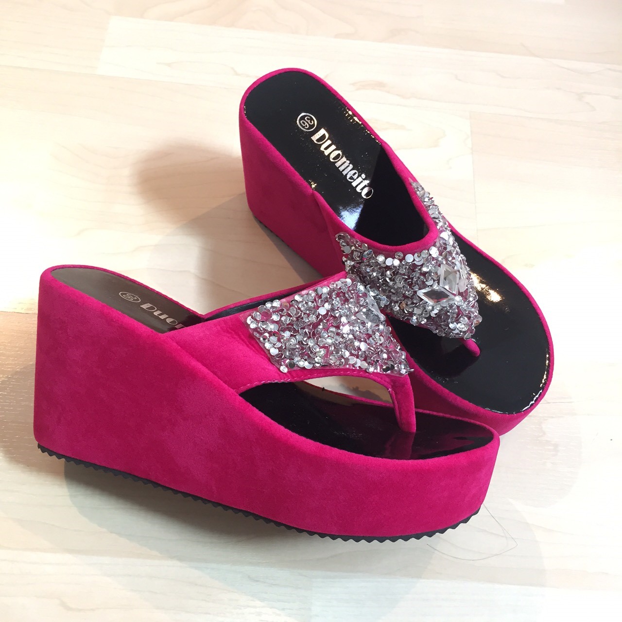 รองเท้าเตารีด หูหนีบ เพชรวิบวับ