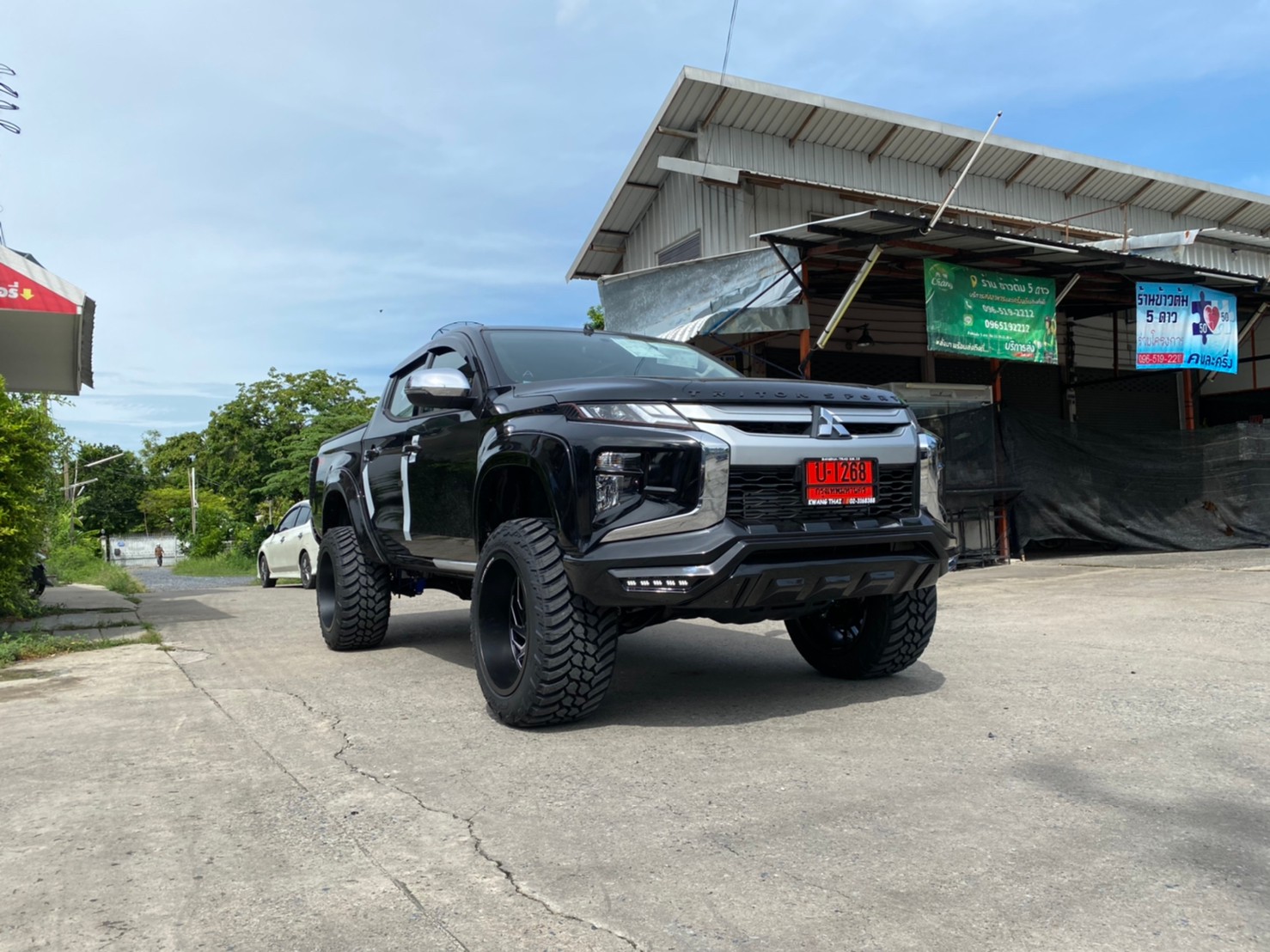 TRITON ป้ายแดงจัดทรงเมกาที่ STEP9