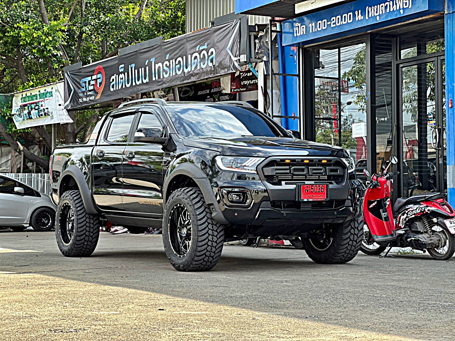 FORD WILDTRAK ชุดแต่งรอบคัน ทรงเมกาที่ STEP9