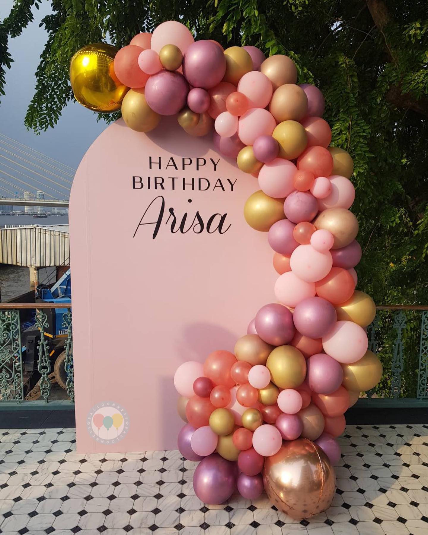 ซุ้มฉากลูกโป่งสุดปัง Gorgeous Colourful Chrome Balloon Backdrop