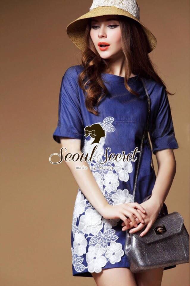 Blue Denim Lace Furnish Dress by Seoul Secret Material : เนื้อผ้ายีนส์ผสมคอตตอน ใส่ง่ายด้วยทรงเดรสตัวปล่อยๆ สวยเก๋ๆ ด้วยงานปักเป็นลายดอกไม้ประดับเป็นช่อๆ