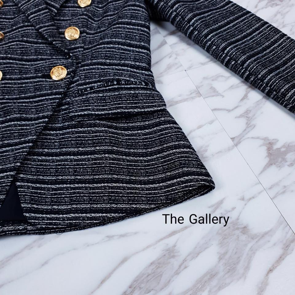 เสื้อเบเซอร์เนื้อผ้าทวีตชาแนล (Tweed)ทั้งยังคลาสสิคหรูหราตอบโจทย์สาวๆทุกสไตล์ จะแมตซ์ลุคกับกระเป๋าและรองเท้าตามสไตล์ หรือจะใส่ไปเที่ยวต่างประเทศก็คือเก๋สุด ห้ามพลาดเลย