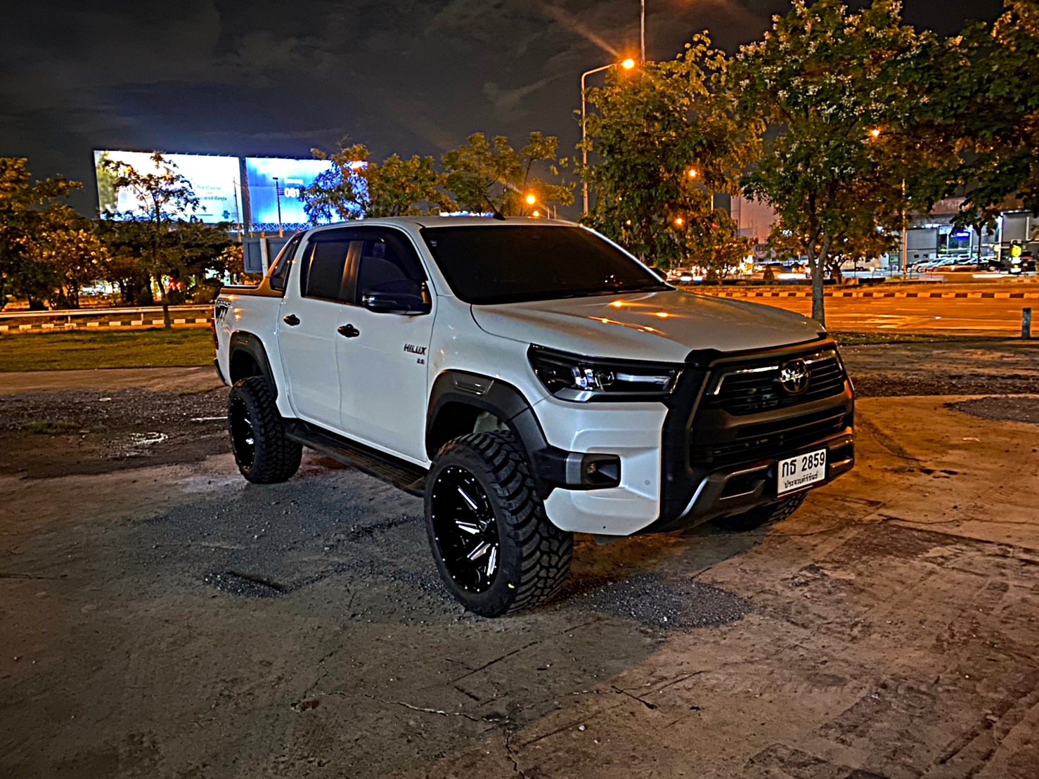 TOYOTA REVO ทรงเมกา