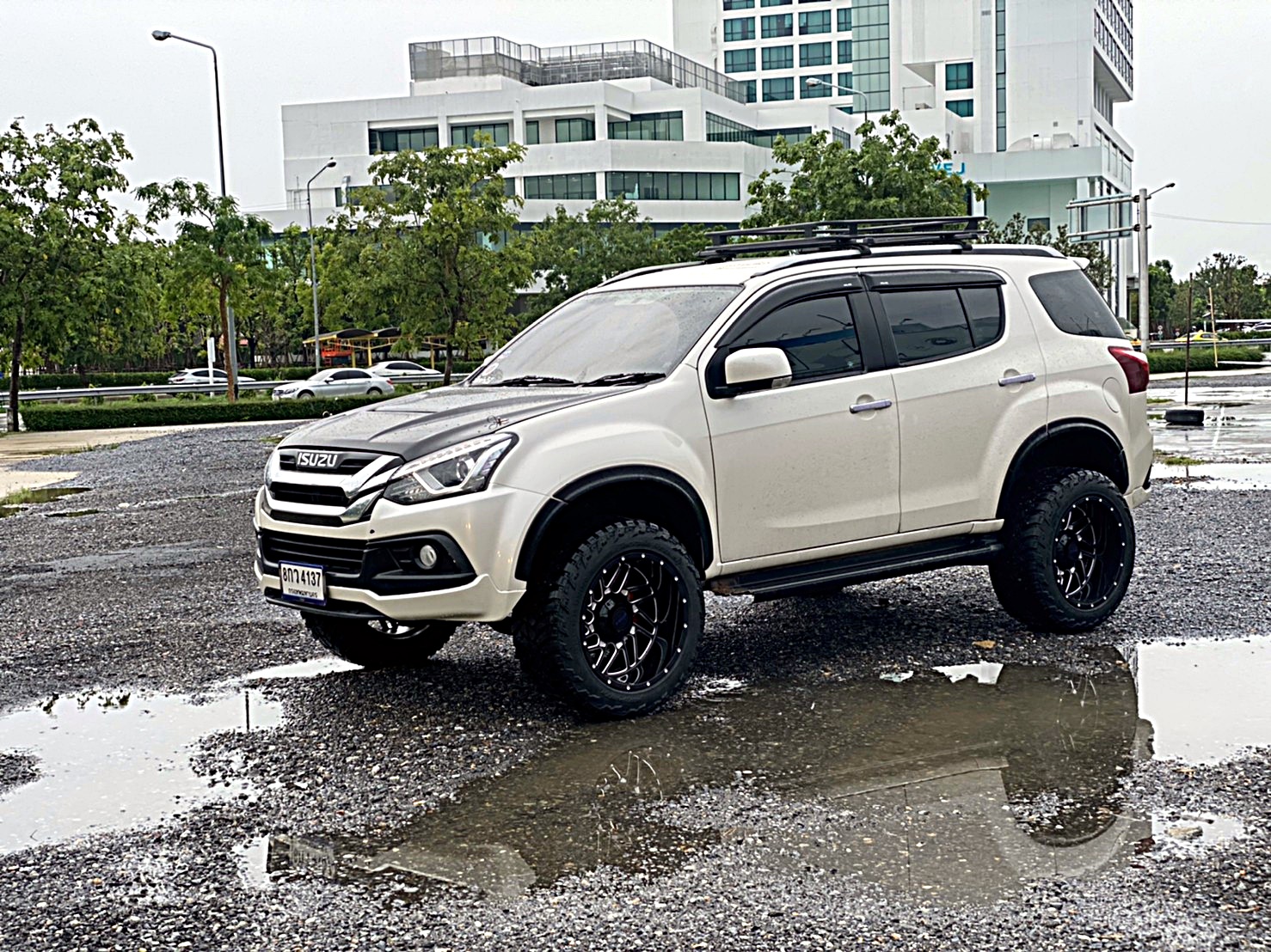 MU-X ทรงเมกา หล่อที่ STEP9