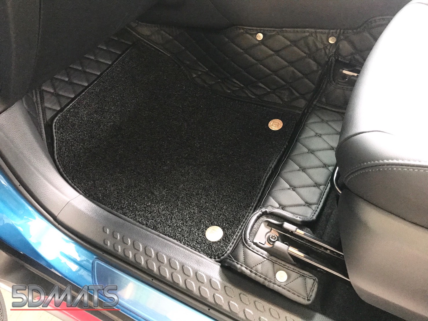 พรมปูพื้นรถยนต์ 7D TOYOTA CHR / CHR Hybrid พรม7D PLUS+ สีดำ เสริมใยดักฝุ่น เต็มคัน