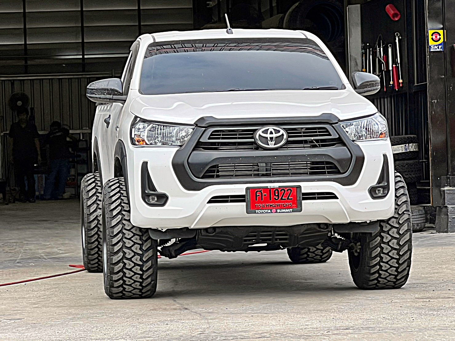 TOYOTA REVO แต่งทรงเมกาที่ STEP9