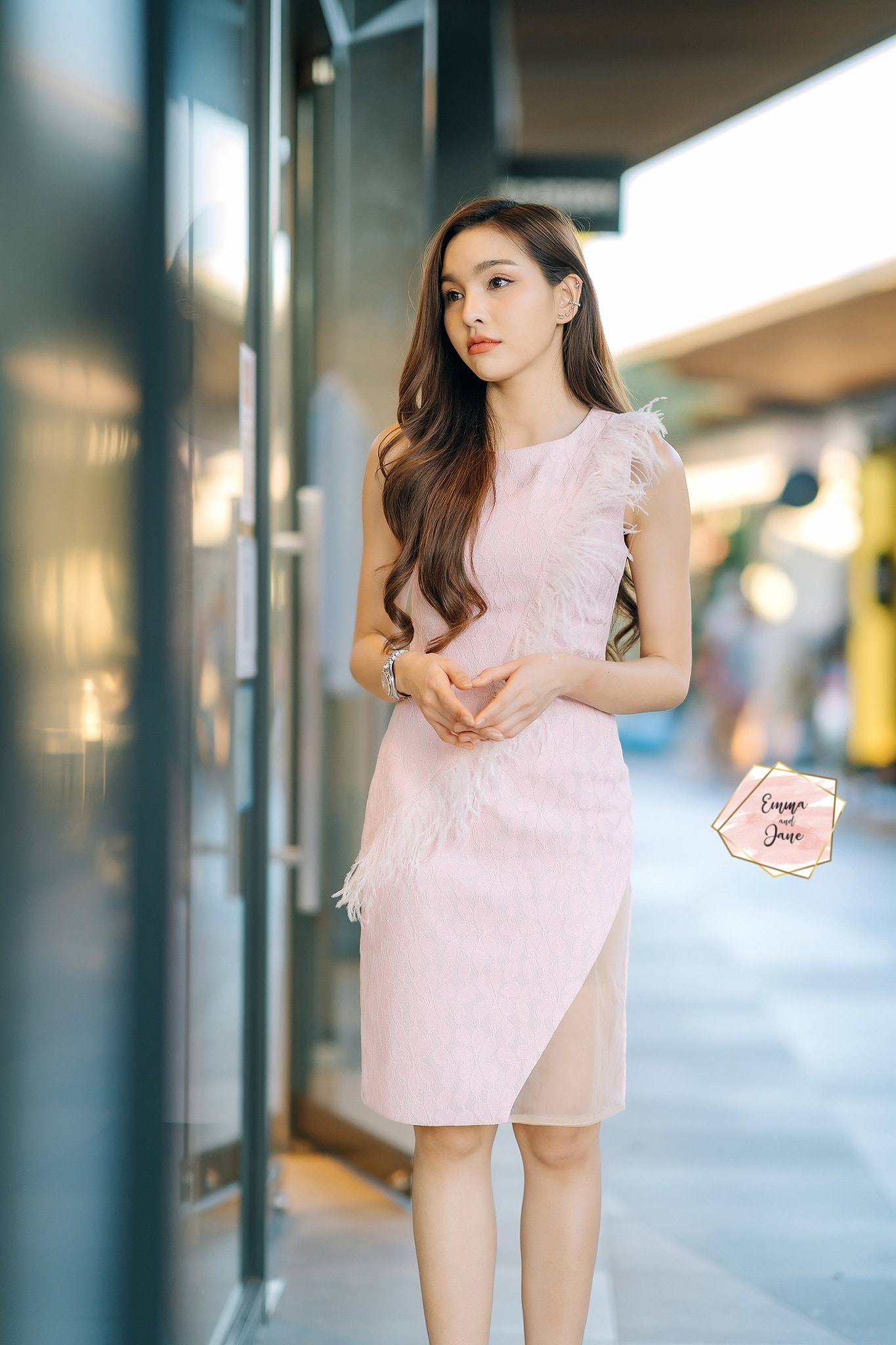 เดรสทรงสอบสวยหรูกับผ้าลูกไม้ ดีเทลตัดต่อขนนกแน่นๆให้ใส่ได้อวดหุ่นสวยกันแบบไม่มีพลาดแน่นอน