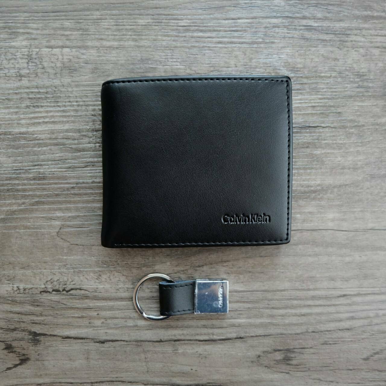 กระเป๋าสตางค์ใบสั้น Calvin Klein Leather Bookfold with Key Fob Set