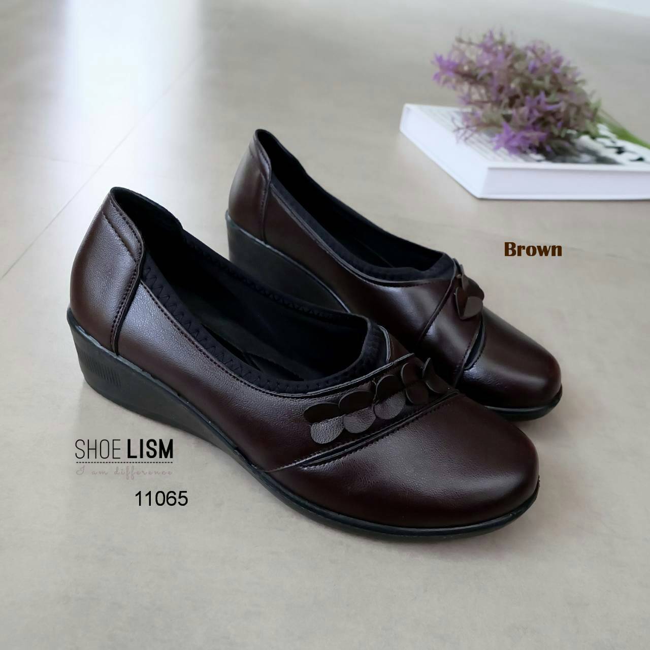 รองเท้าคัทชูใส่ขอบกันกัด