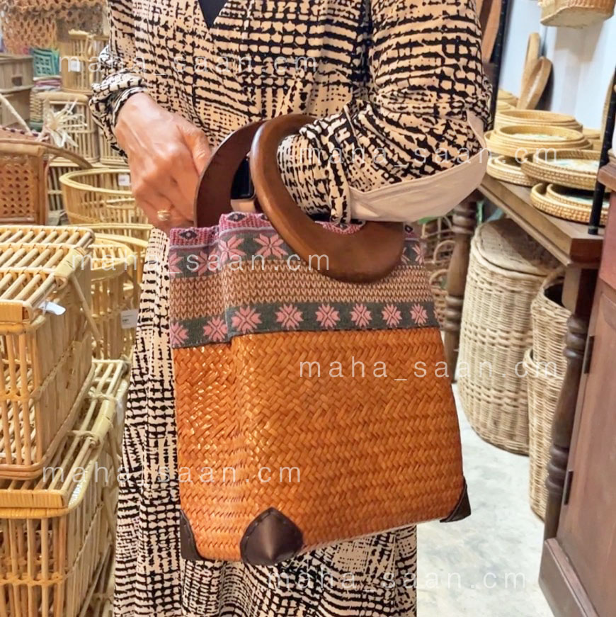กระเป๋ากระจูด ผ้าไทย หูไม้ ทรงถือ คล้องแขน คุณนาย 👜