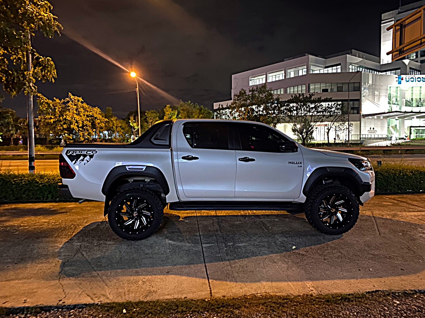 TOYOTA REVO ทรงเมกา