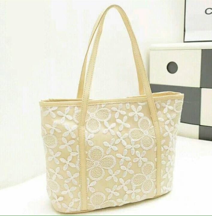 กระเป๋าสะพาย ด้านนอกเป็นลวดลายลูกไม้