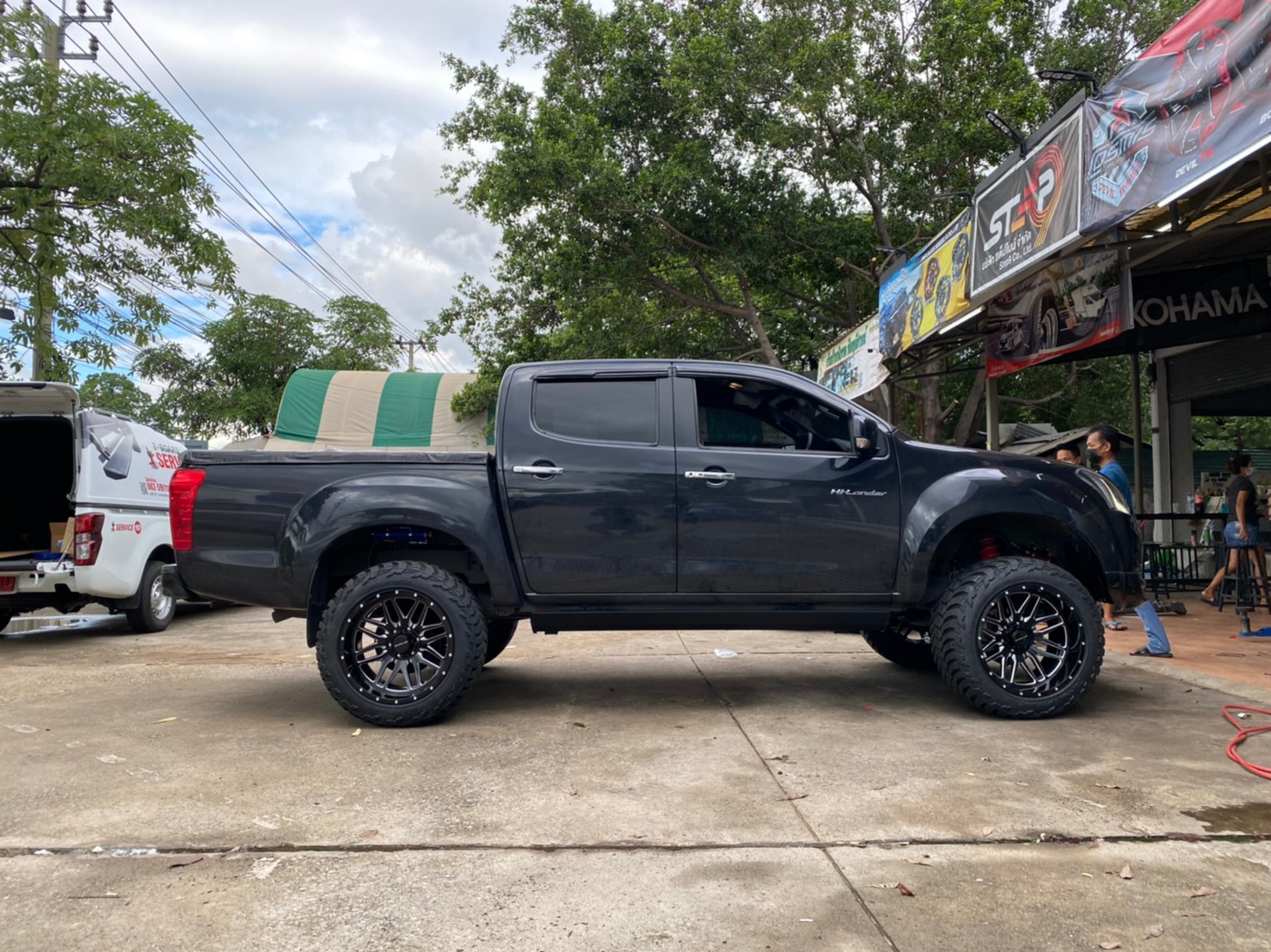 D-MAX จัดทรงเมกา ที่ STEP9 หล่อทุกลำ