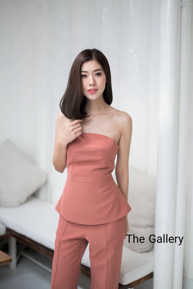 เซ็ตเสื้อเกาะอกแต่งระบายและกางเกง