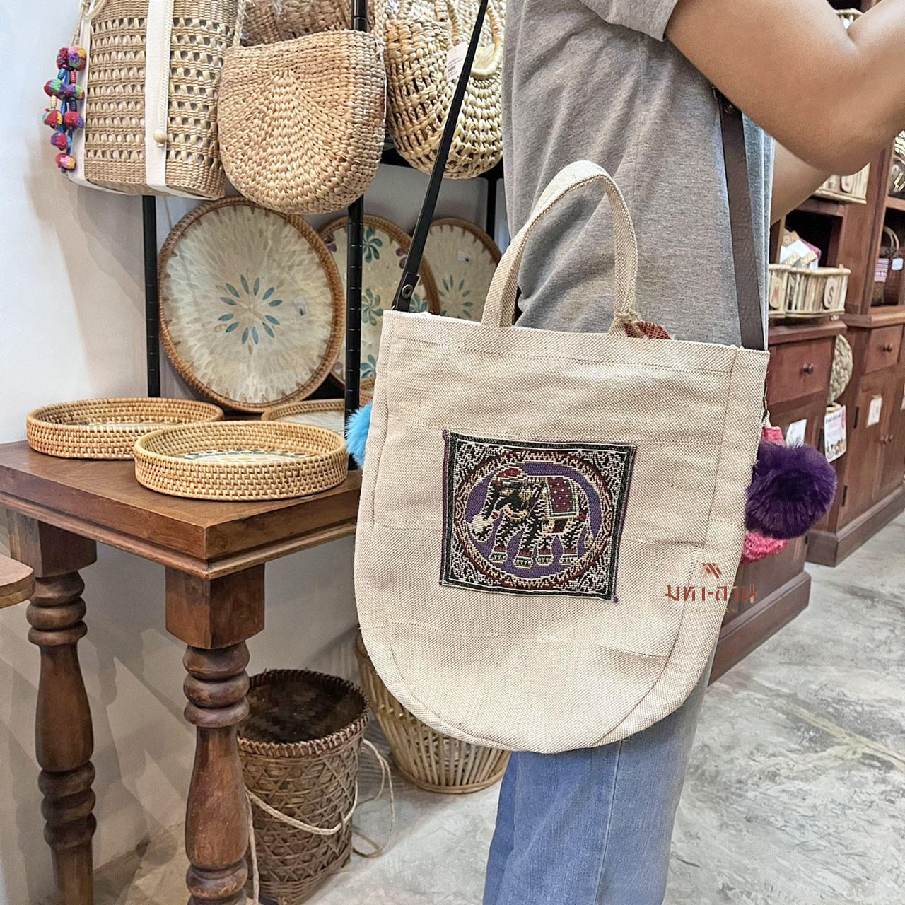 กระเป๋าช้างไทย สะพายข้าง สายหนัง แต่งปอม 👜