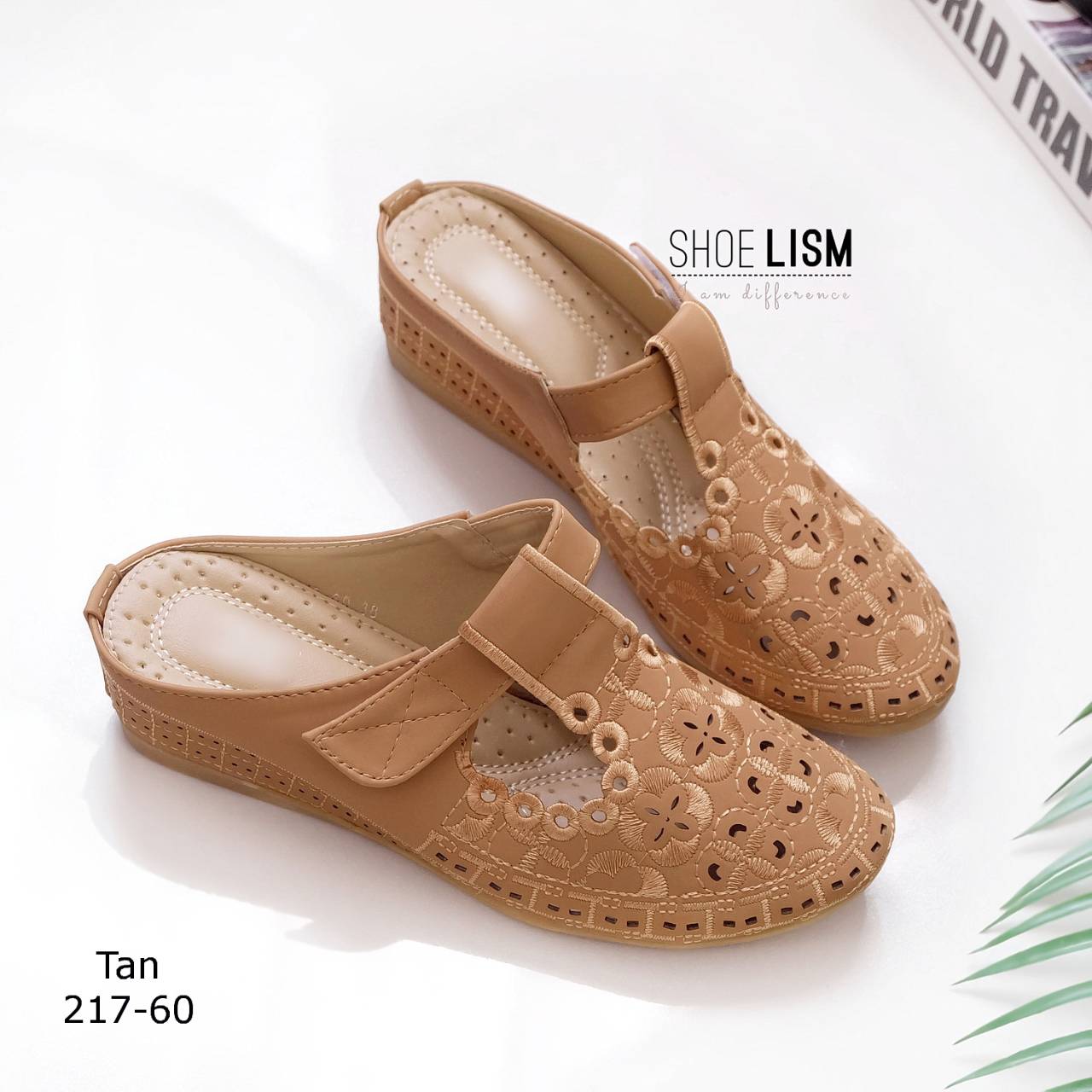 รองเท้าลำลอง ลายฉลุ