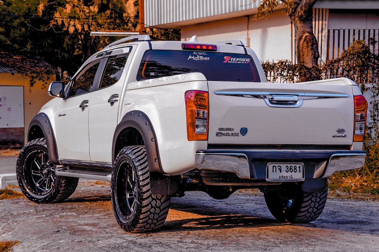 ISUZU D-MAX แต่งเมกา โคตรหล่อที่ STEP9