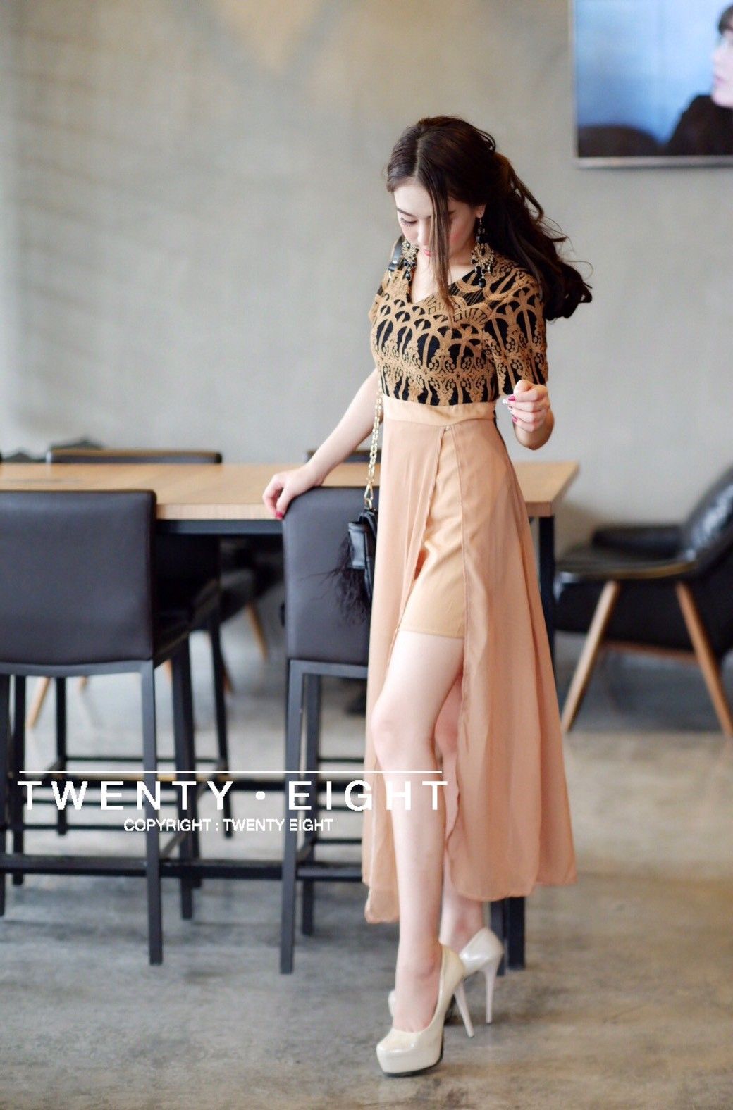 จั๊มขาสั้นแต่งกระโปรงผ่าข้าง