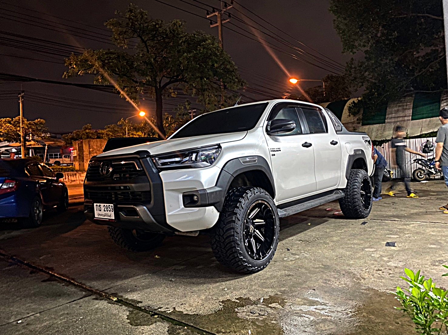 TOYOTA REVO ทรงเมกา