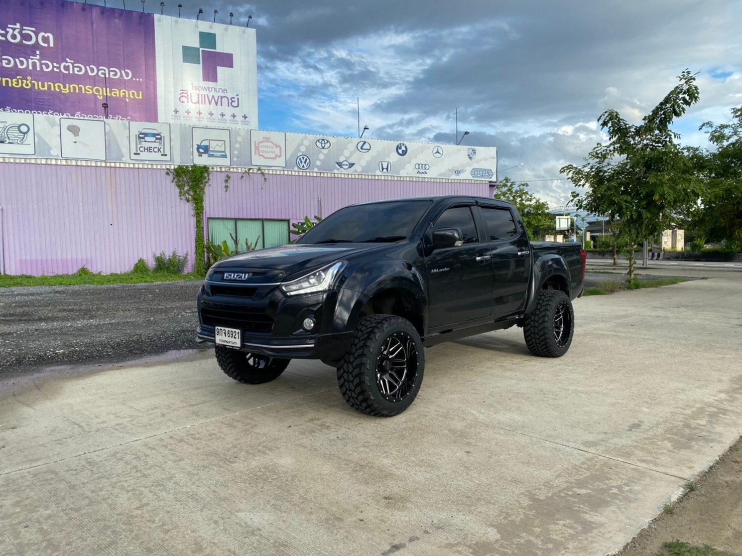 D-MAX จัดทรงเมกา ที่ STEP9 หล่อทุกลำ