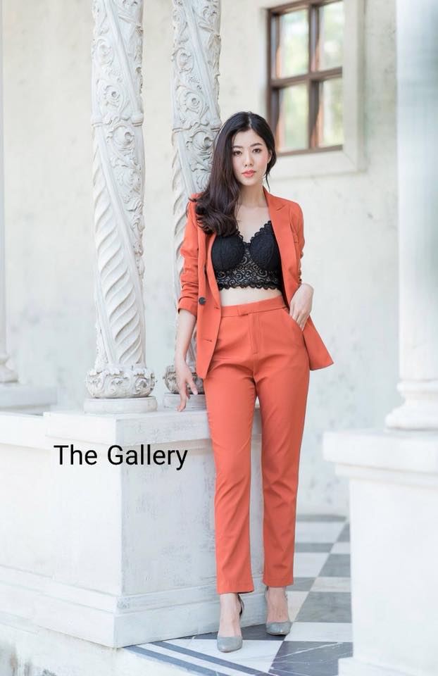 เซ็ตสูทเบเซอร์สีส้มอิฐสดใส มาพร้อมดีไซน์คลาสสิค ที่สวมใส่ได้ทุกโอกาส จะใส่ออกงาน จะใส่ไปเที่ยวต่างประเทศเก๋ๆ หรือจะแมตซ์ชุดไปทำงานก็สวยเท่และดูดีในชุดเดียว.