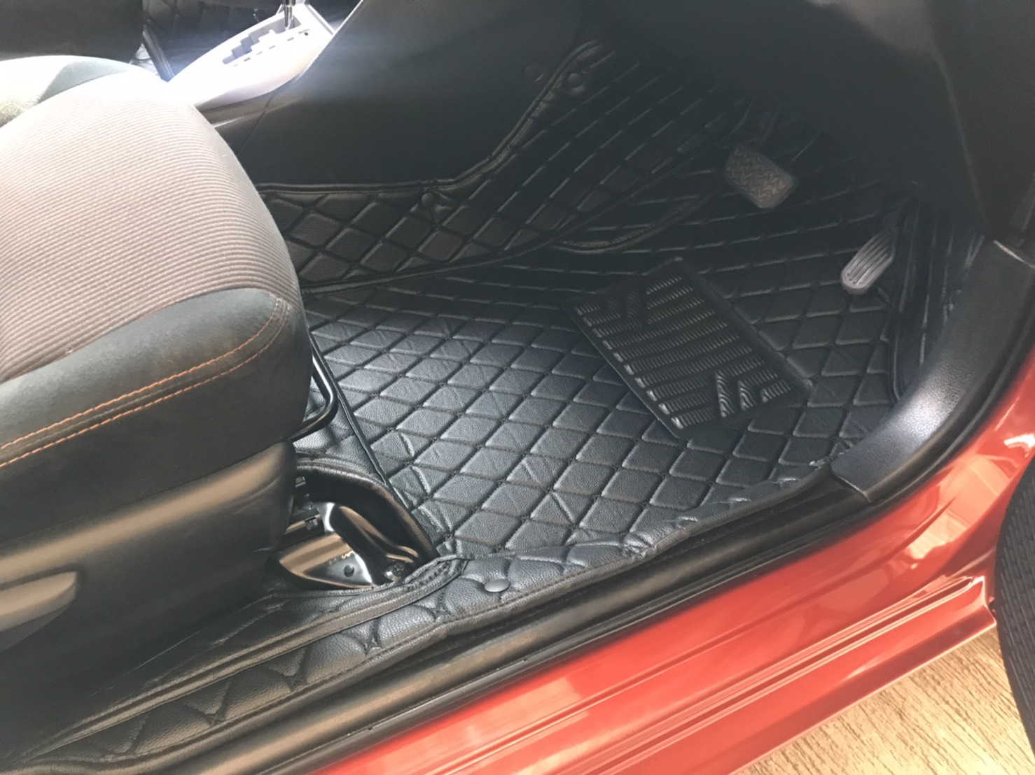 พรมปูพื้นรถยนต์6D TOYOTA YARIS 2013-16 สีดำ รวมแผ่นท้าย+ปิดเบาะ เต็มคัน (6ชิ้น)