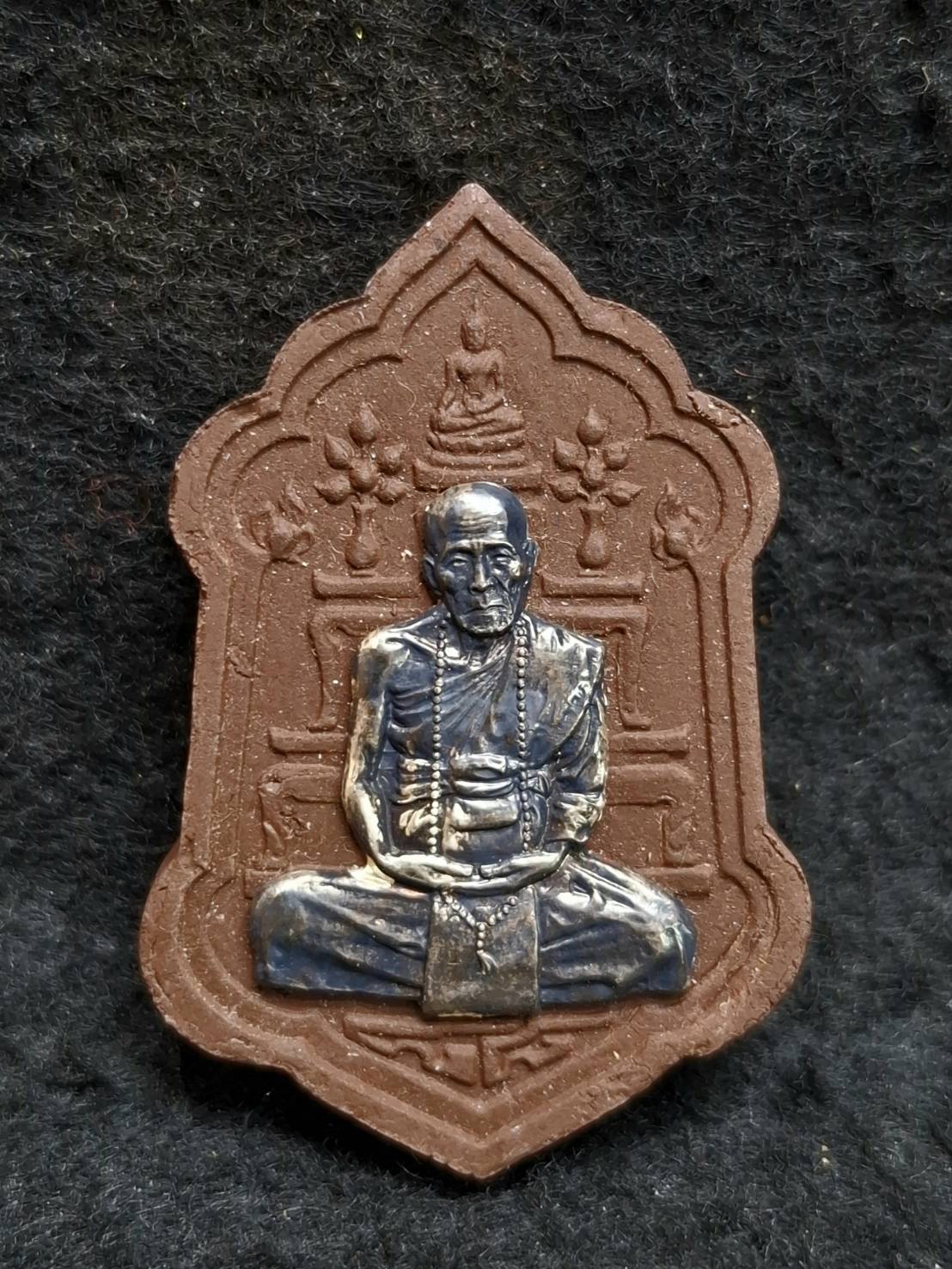 พระผงโต๊ะหมู่ หลวงปู่คำบุ คุตฺตจิตฺโต วัดกุดชมพู จ.อุบลราชธานี รุ่นมหาลาภหนุนดวง 88