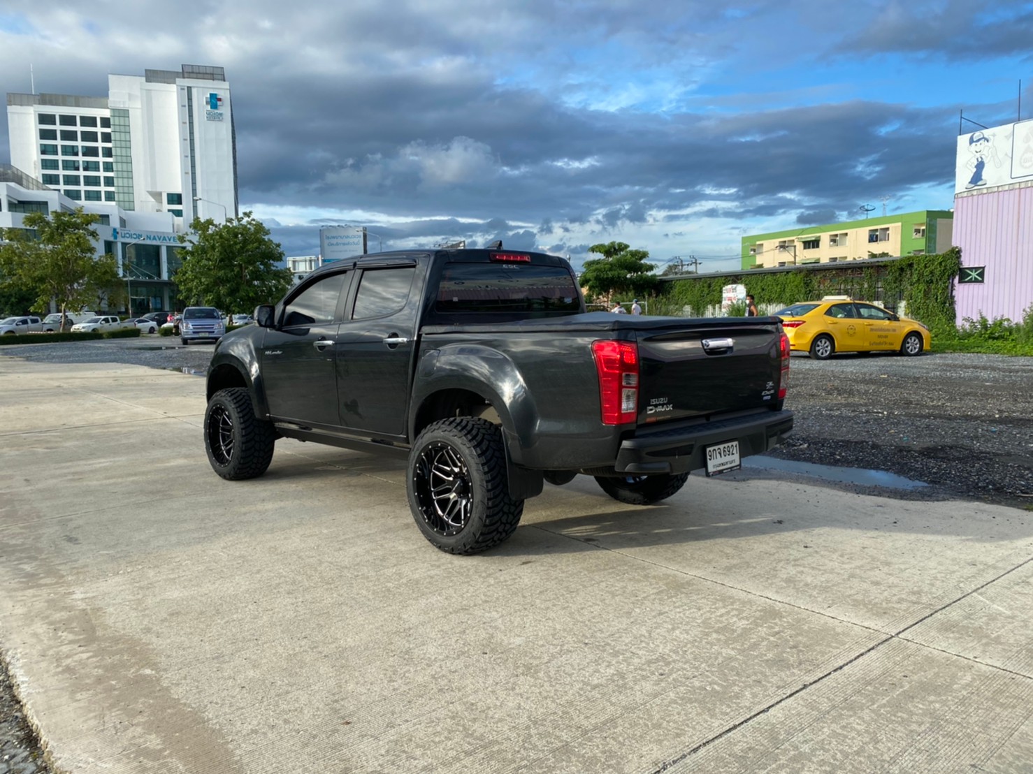 D-MAX จัดทรงเมกา ที่ STEP9 หล่อทุกลำ