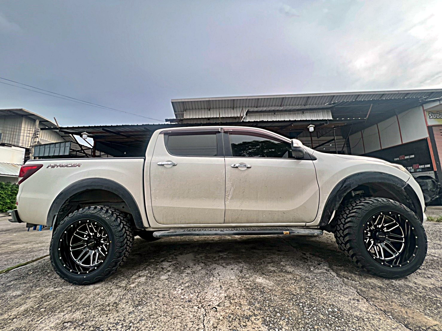 ตัวอย่างการแต่งรถแนวเมกา สำหรับ MAZDA