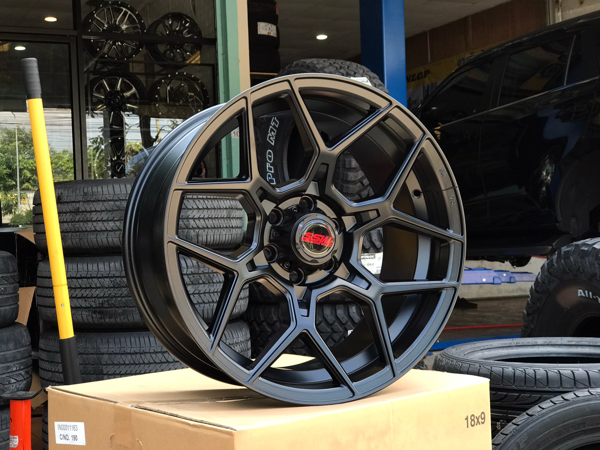 SSW373 18X9.0 ET+18 6/114.3 ใส่นาวาร่า ราคาส่ง