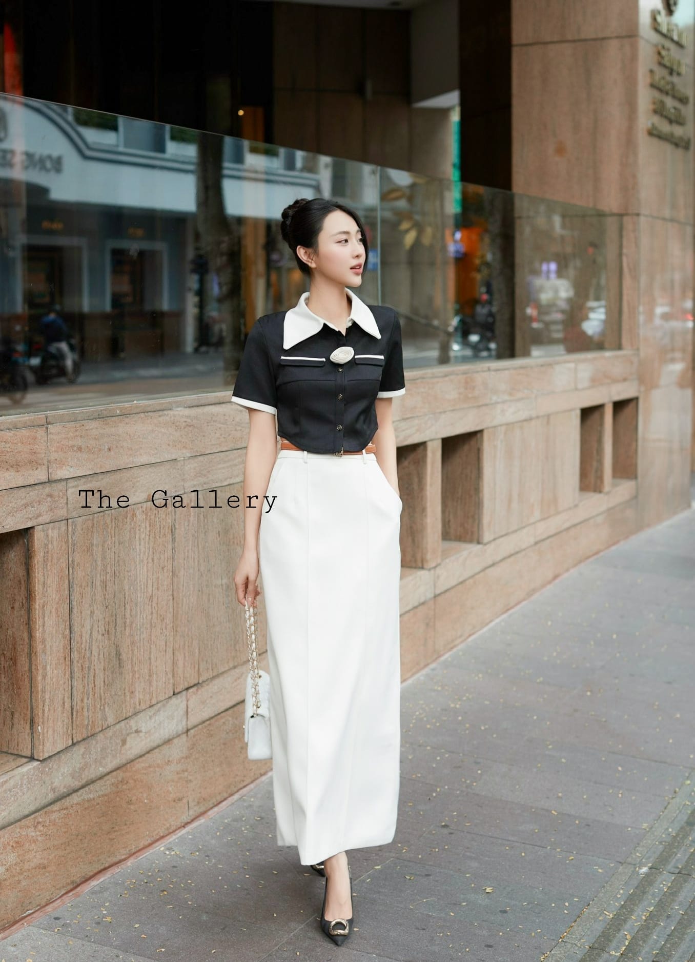ชุดเซ็ต4ชิ้น เสื้อครอป+เข็มกลัดดอกไม้และกระโปรงทรงสอบ มาพร้อมเข็มขัดหนังเข้าชุด เนื้อผ้าหนาซับในทั้งตัว พรีเมี่ยมสุดๆ สาวๆจะใส่ทำงาน ออกงาน คือสวยฉ่ำ มงลง มาในราคาสุดคุ้ม