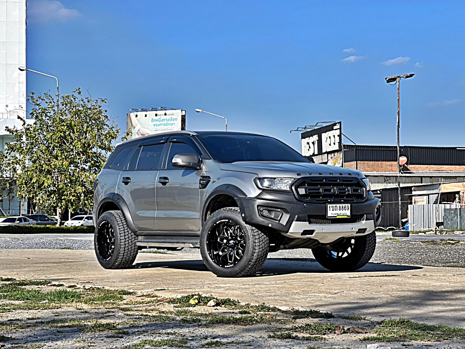 FORD EVEREST ทรงเมกา ล้อ FORCE ที่ STEP9