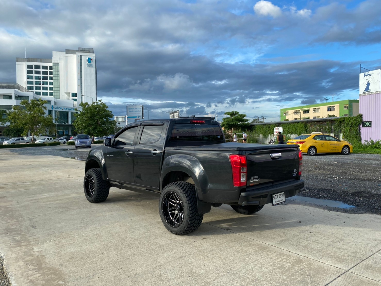 D-MAX จัดทรงเมกา ที่ STEP9 หล่อทุกลำ