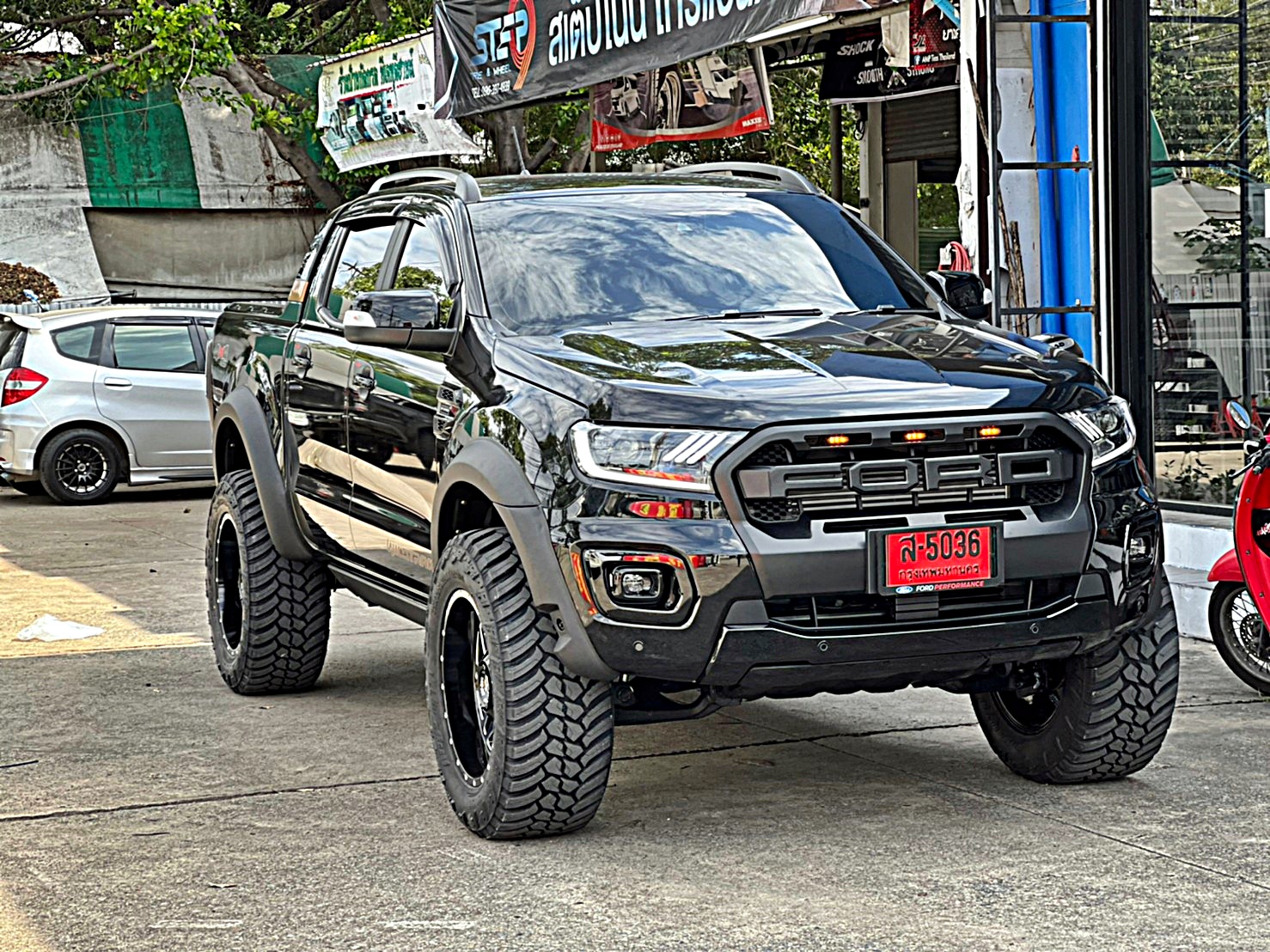 FORD WILDTRAK ชุดแต่งรอบคัน ทรงเมกาที่ STEP9