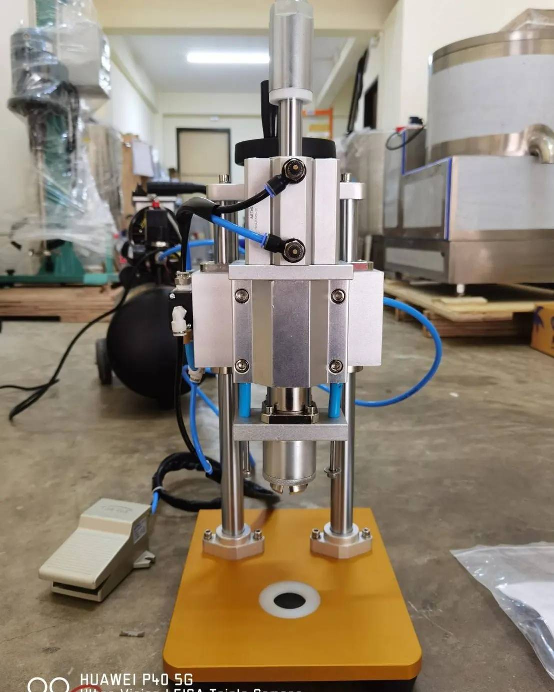 เครื่องปิดฝาขวดยาฉีด ขวดคอนแทคเลนส์ (แบบเหยียบ+ต้องใช้คู่กับเครื่องปั้มลม)