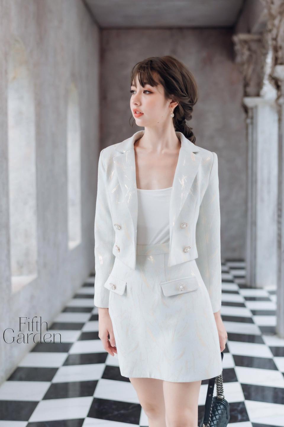 Set ครอปสูทสุดน่ารัก ที่มาพร้อมกับความหรูขั้นสุดกับผ้าที่สั่งทำพิเศษเพื่อสาว ๆ Fifth Garden เหมือนเช่นเคยและอยากจะบอกว่าสีของชุดนี้ขับผิวมากมายใส่ยังไงก็สวยแน่นอนค่ะ