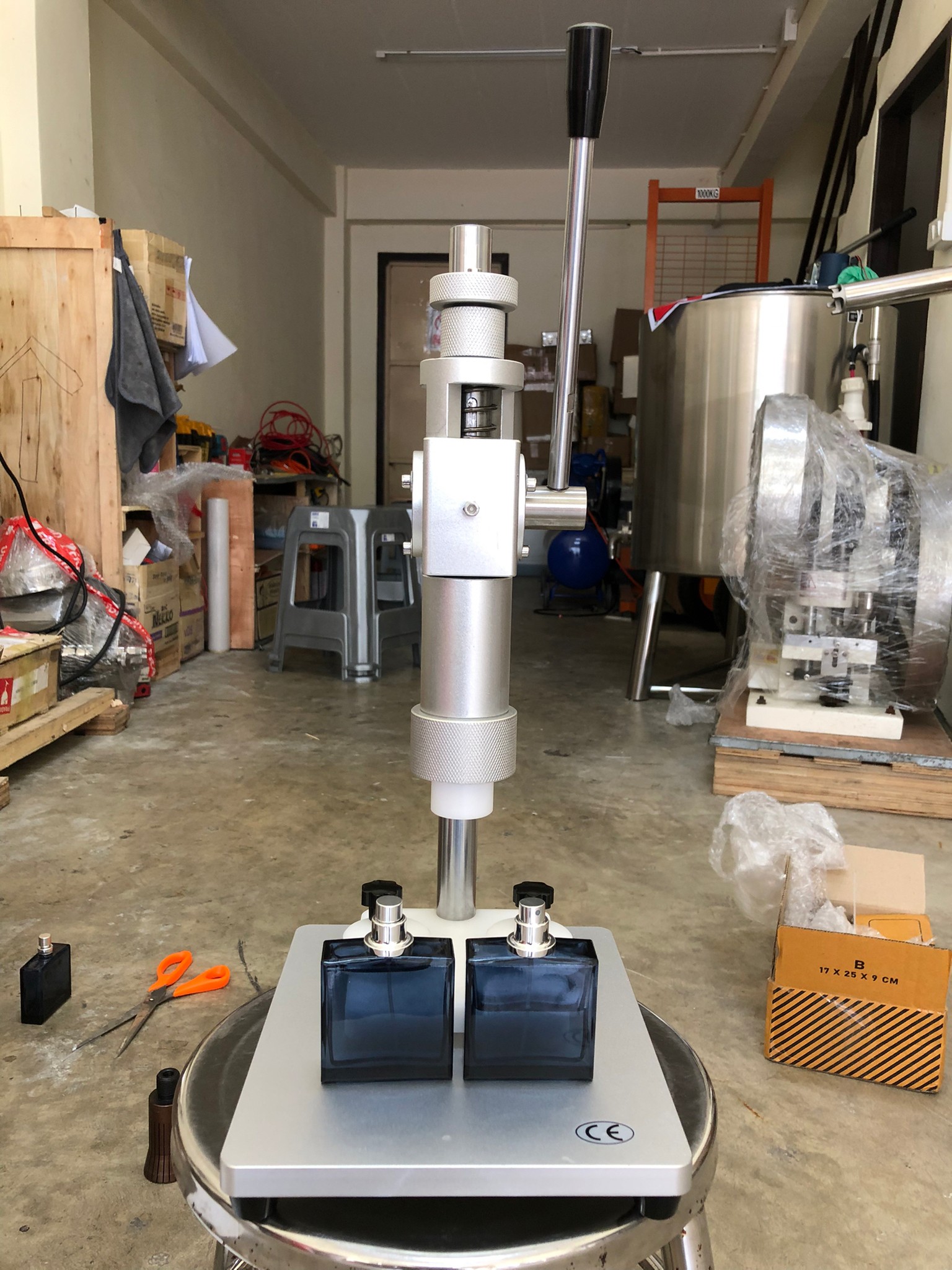 13935 เครื่องปิดขวดน้ำหอมสเปรย์ เครื่องปิดฝา แบบ มือโยก หนีบคอขวดน้ำหอม หนีบขวดยาฉีด