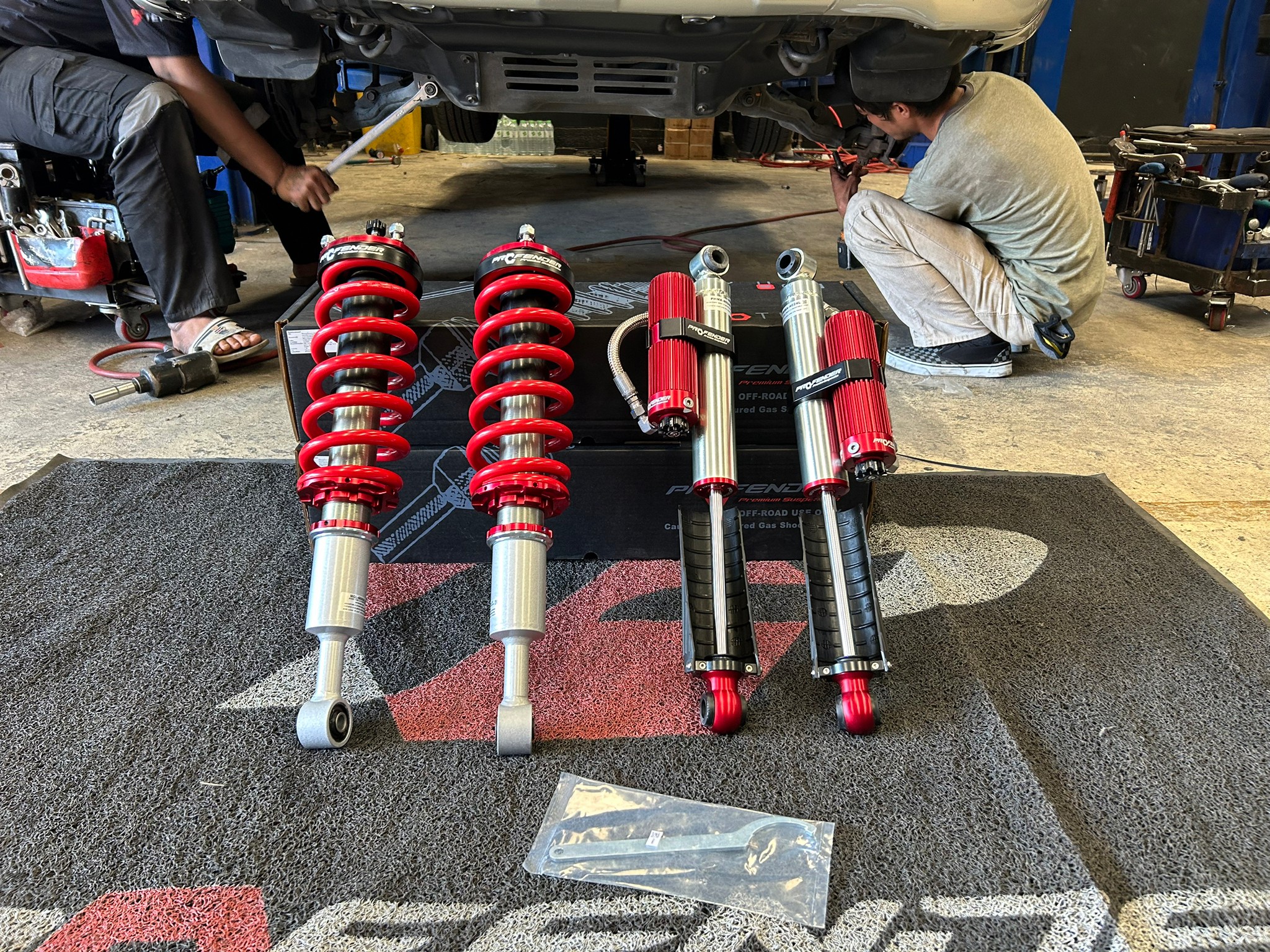 โช๊ค Profender รุ่น Queen Series ปรับ 16 ระดับ ด้านหลัง PiggyBack 2.0 ปรับ 8 ระดับ