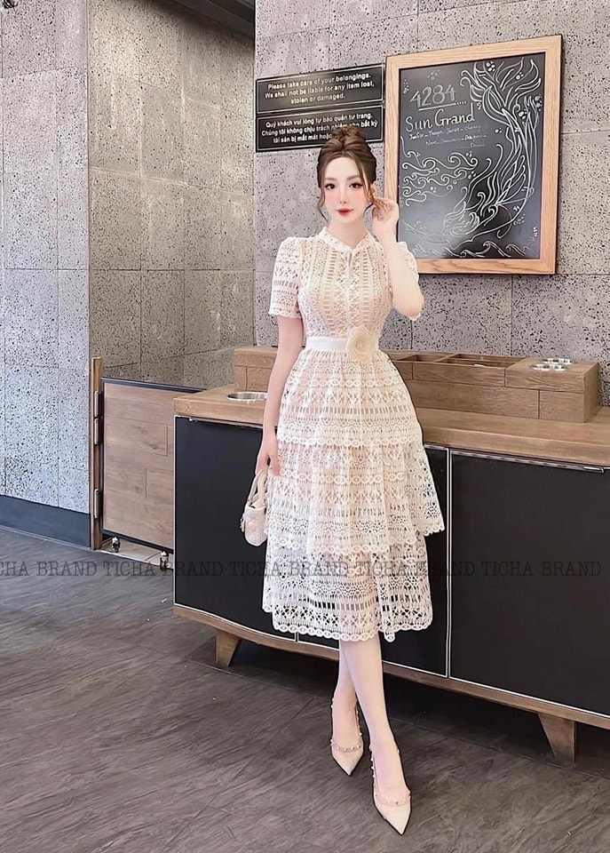 เดรสลูกไม้คอจีนแขนสั้น งานผ้าลูกไม้ถักฉลุ อกดีไซน์ฉลุชีทรู ช่วงกระโปรงเย็บแต่งระบาย3ชั้น มาคู่เข็มกลับดอกไม้ชมพูน่ารักๆ