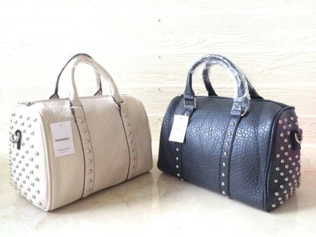 กระเป๋าทรงหมอนแต่งหมุดกลมอะไหร่สีเงิน