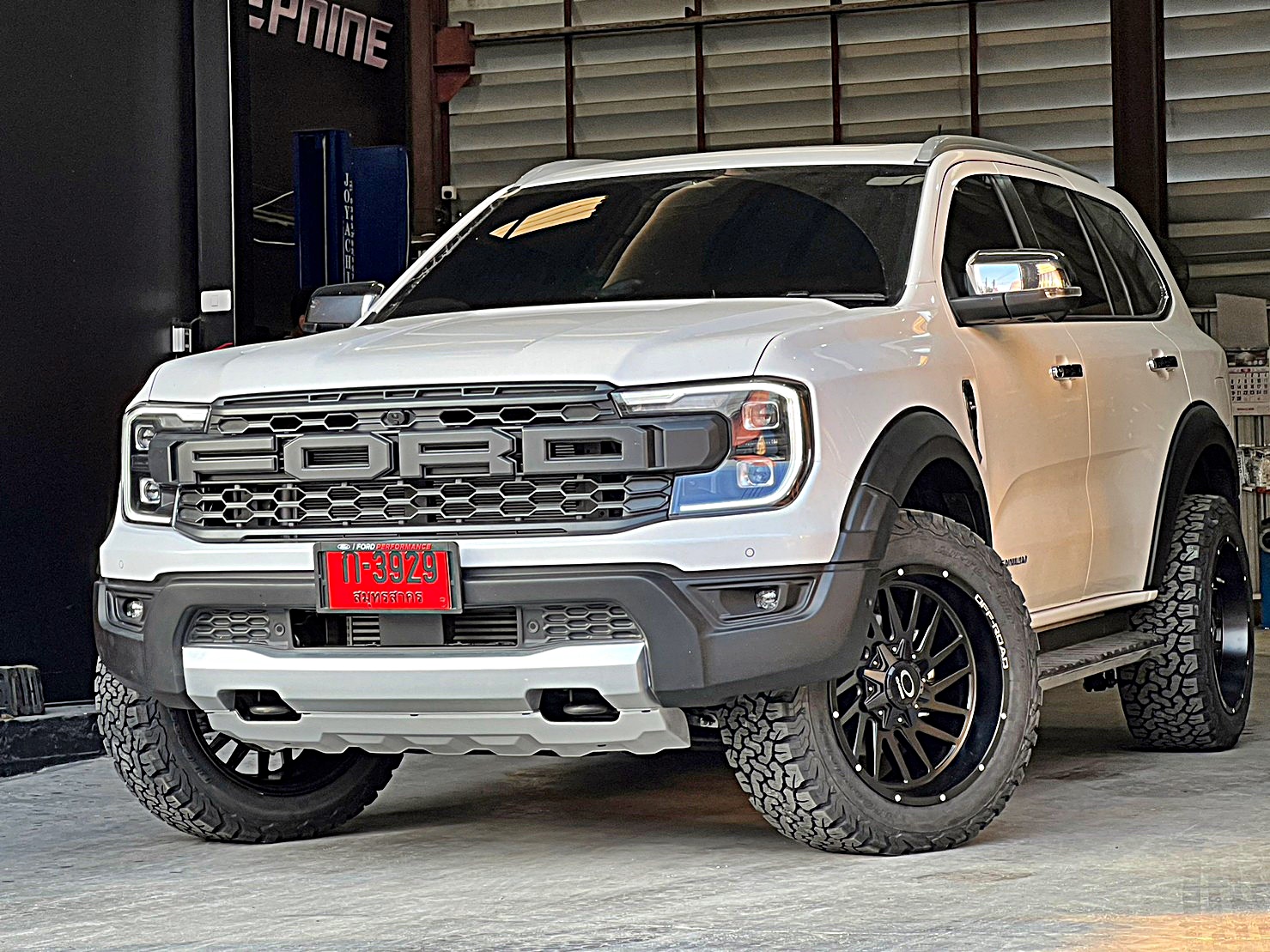 FORD EVEREST NEXTGEN แต่งวทรงเมกาที่ STEP9