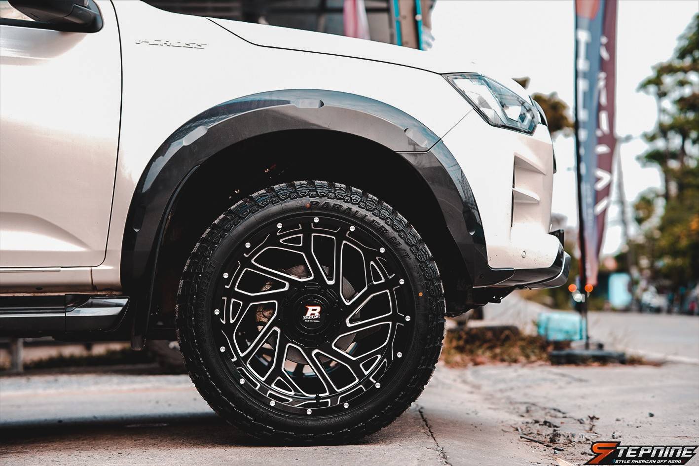 D-MAX จองคิวมาจากอุบลราชธานี แต่งทรงเมกาที่ STEP9