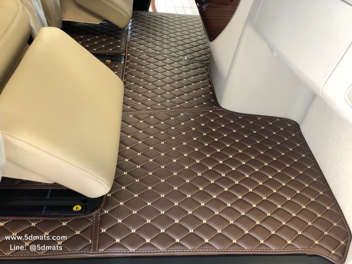 พรมปูพื้นรถยนต์6D10มิล รุ่น HYUNDAI GRAND STAREX VIP สีกาแฟ เต็มคัน สวยงาม เรียบหรู