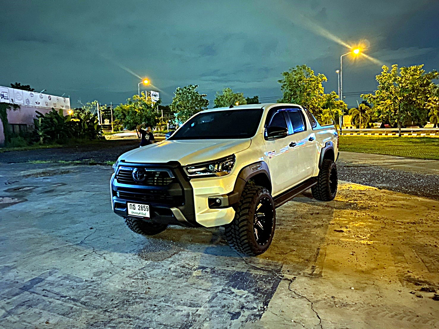 TOYOTA REVO ทรงเมกา