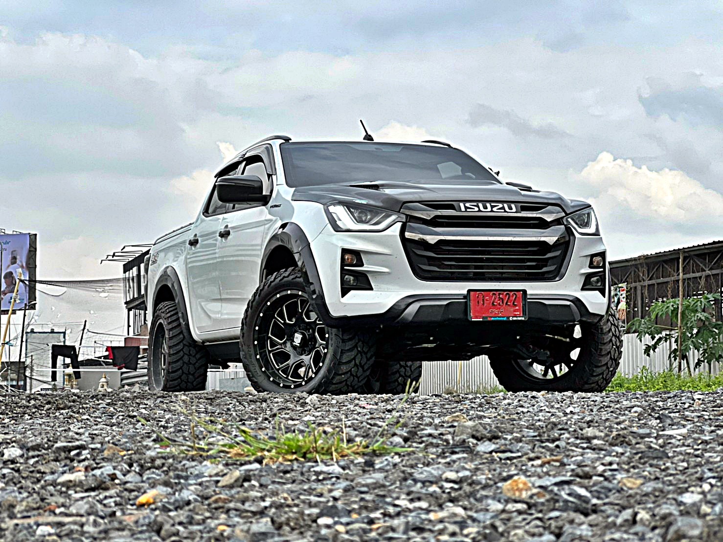D-MAX ทรงเมกา โคตรหล่อที่ STEP9