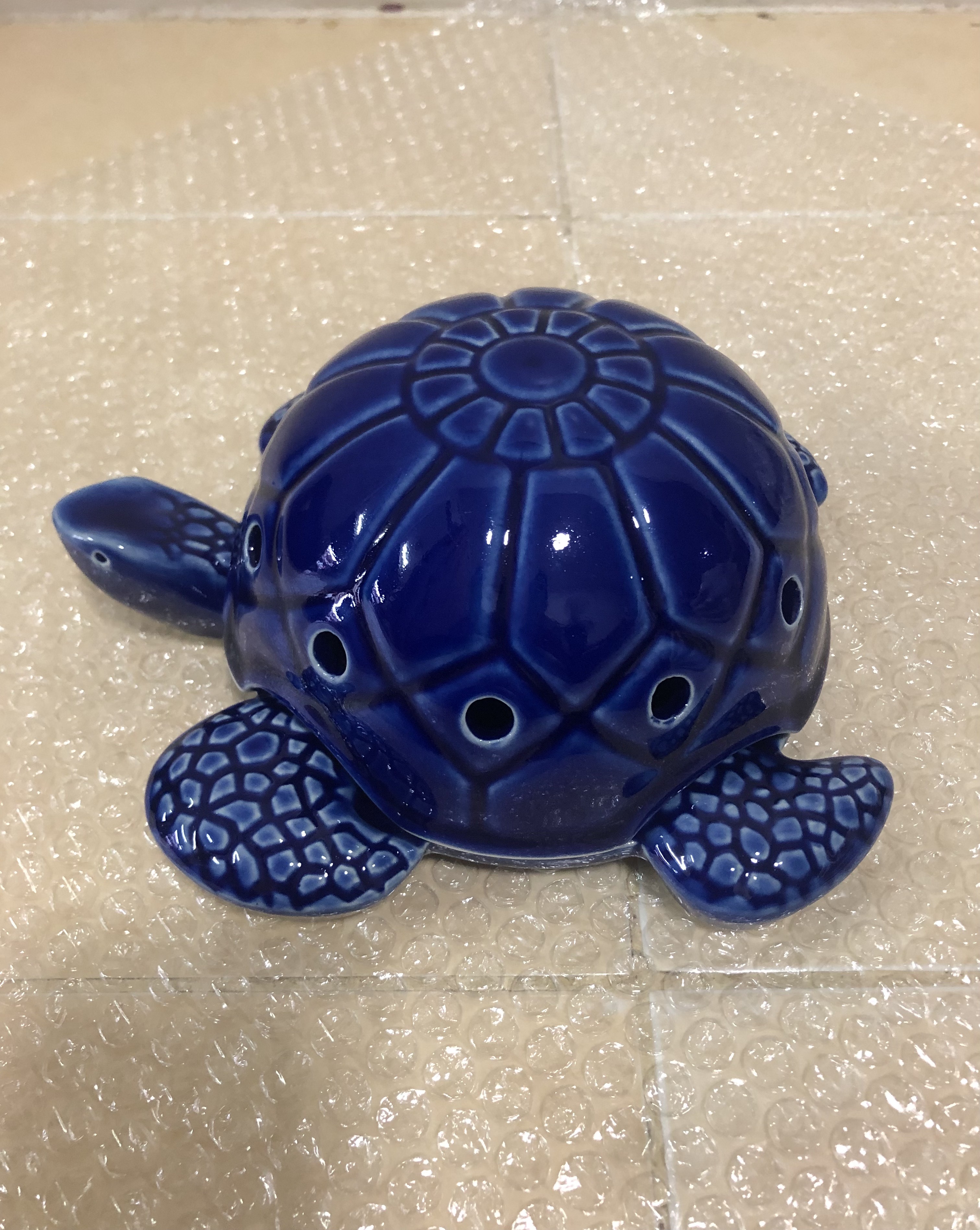เต่าเซรามิค ใส่ยากันยุงแบบขด สี น้ำเงิน Ceramic turtle with coiled mosquito repellent, blue