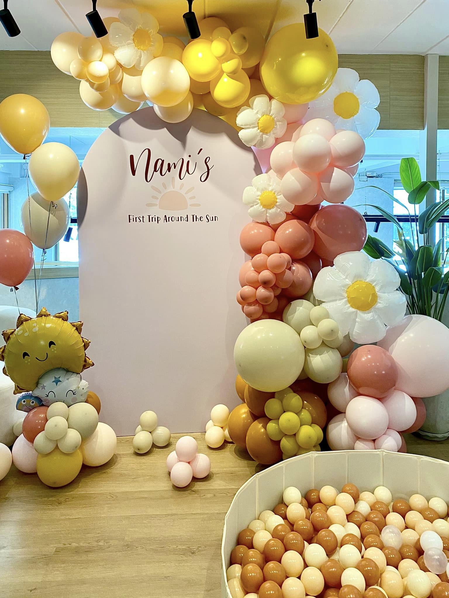 แบลคดรอป First Birthday + ฐานตั้งลูกโป่งพระอาทิตย์ + ช่อลูกโป่ง 4ลูก 1ช่อ